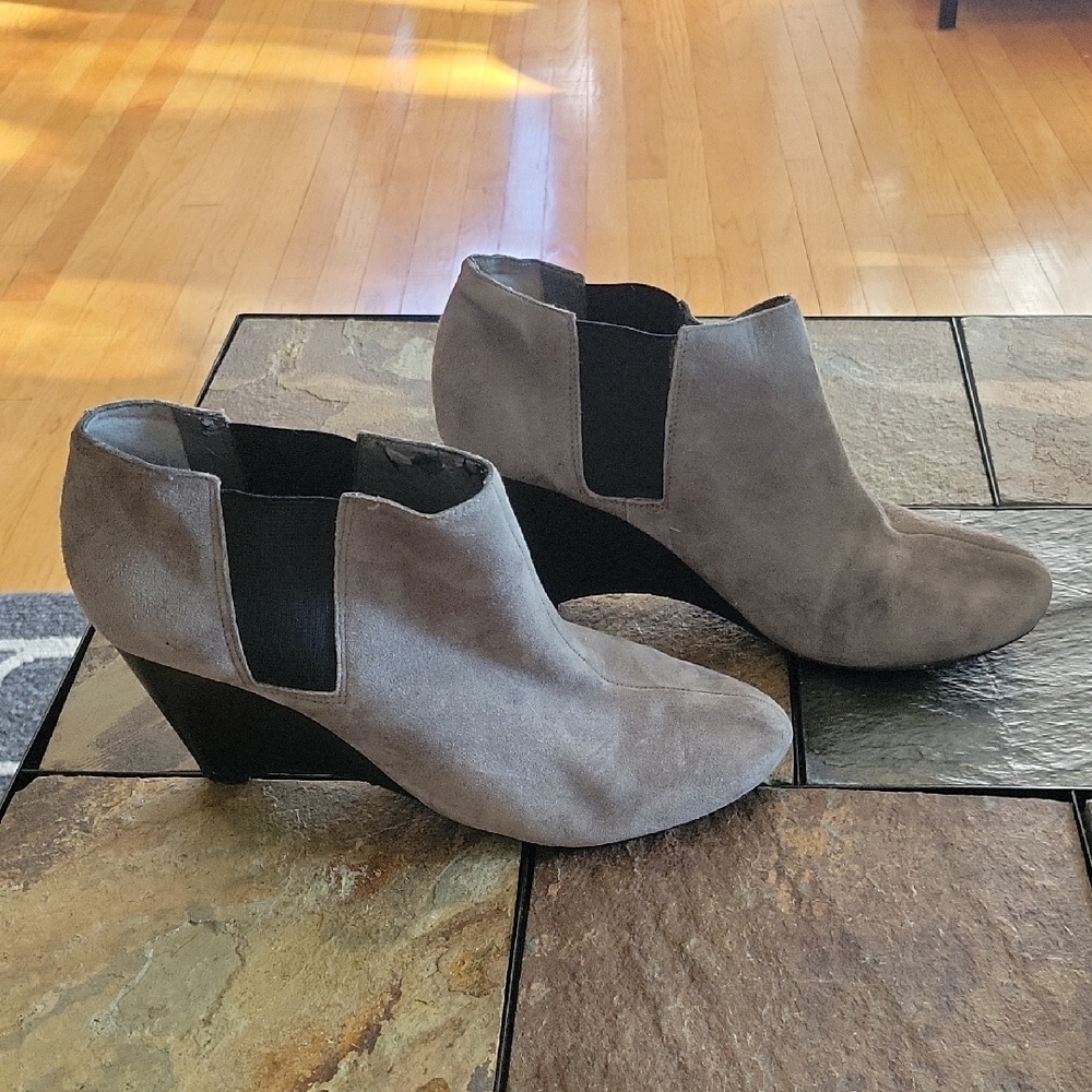 BCBG Paris Boots 9.5 Gray